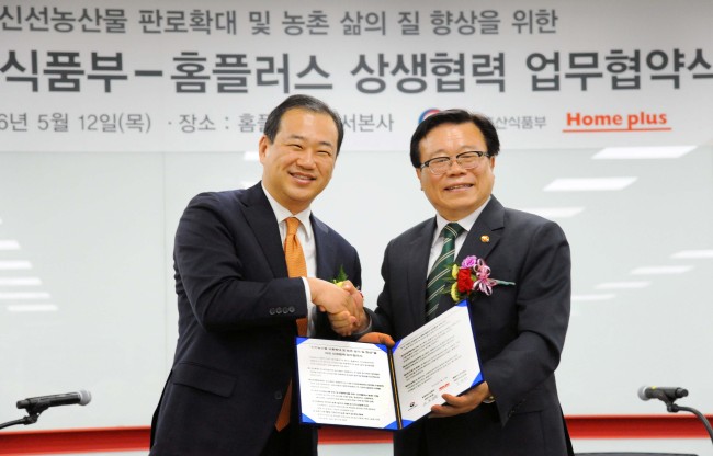 상생협약 MOU를 체결한 후 악수하고 있는 이동필(오른쪽) 농림축산식품부 장관과 홈플러스 김상현 사장. ［사진제공=농림축산식품부］
