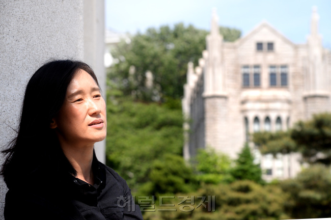 지난해 크리스마스 이브에 동료 강사 66명과 함께 경희대 후마니타스칼리지로부터 해고 통보를 받은 채효정 씨는 “이번 해고는 대학 구조조정이라는 거대한 움직임이 연구자의 삶의 자리를 도려내는 과정에서 드러난 케이스”라며 “역사적 증인으로서 권리를 지키려고 했다는 모습을 보여주기 위해 복직 투쟁을 계속 해 나가겠다”고 했다. 박현구 기자/phko@heraldcorp.com
