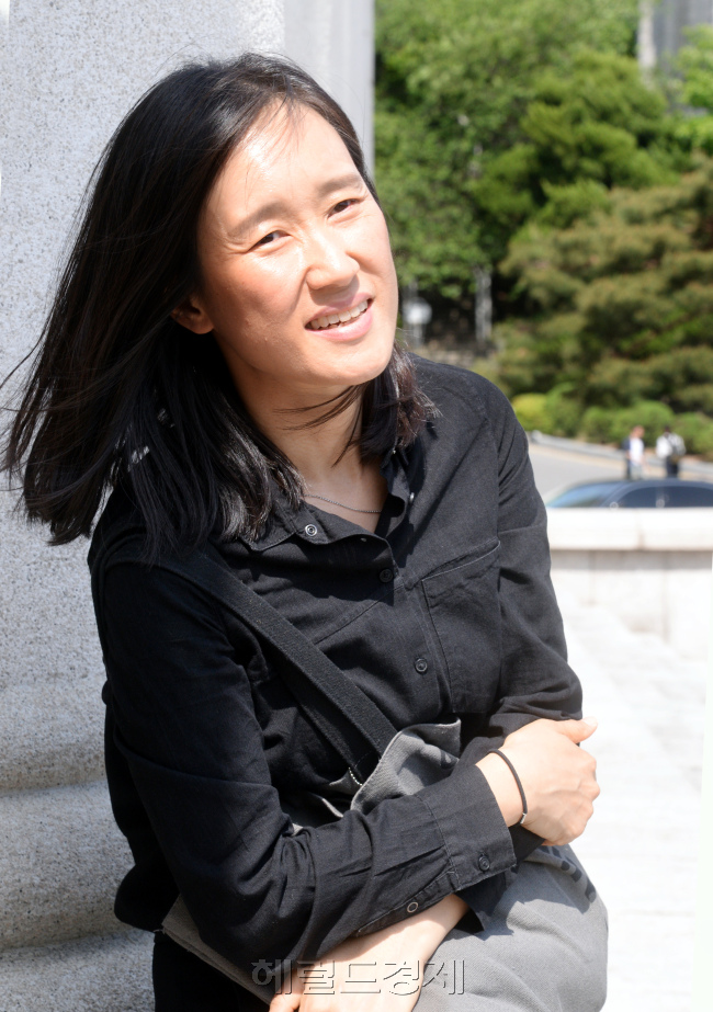 지난해 크리스마스 이브에 동료 강사 66명과 함께 경희대 후마니타스칼리지로부터 해고 통보를 받은 채효정 씨는 “이번 해고는 대학 구조조정이라는 거대한 움직임이 연구자의 삶의 자리를 도려내는 과정에서 드러난 케이스”라며 “역사적 증인으로서 권리를 지키려고 했다는 모습을 보여주기 위해 복직 투쟁을 계속 해 나가겠다”고 했다. 박현구 기자/phko@heraldcorp.com