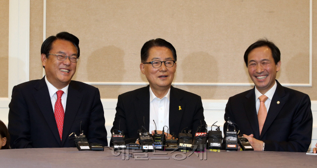 11일 오후 국회 귀빈식당에서 3당 원내대표·정책위의장·원내수석부대표 3+3+3 회동이 열렸다. ‘원외인사’ 정진석 새누리당 원내대표의 빈 가슴, 박지원 국민의당 원내대표가 매단 세월호 노란 리본, 우상호 더민주당 원내대표의 금뱃지가 눈길을 끈다. 		 박해묵 기자/mook@heraldcorp.com