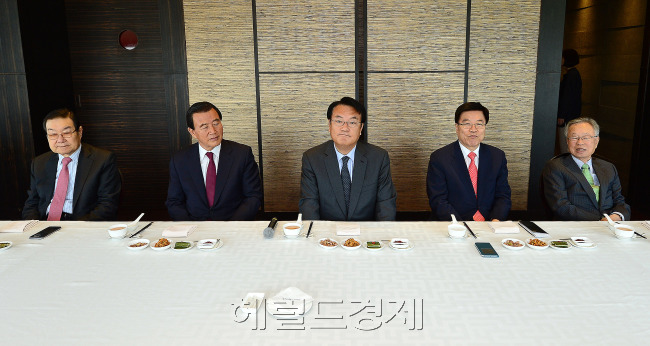정진석 새누리당 원내대표(가운데)는 12일 오후 서울 여의도 한 중식당에서 상임고문들과 오찬을 갖고 당 쇄신방안에 대한 의견을 구했다. 박해묵 기자/mook@heraldcorp.com