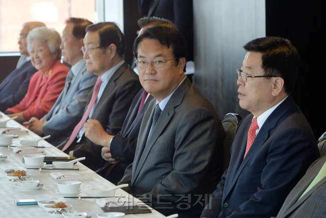 정진석 새누리당 원내대표(오른쪽 두번째)는 12일 오후 서울 여의도 한 중식당에서 상임고문들과 오찬을 갖고 당 쇄신방안에 대한 의견을 구했다.  박해묵 기자/mook@heraldcorp.com