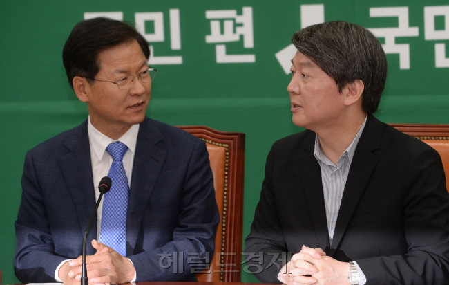 천정배 국민의당 공동대표가 13일 국회에서 열린 최고위원회의에 참석해 안철수 공동대표와 얘기를 나누고 있다. / 안훈 기자 rosedale@heraldcorp.com