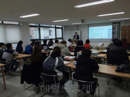 한 토익 학원에서 토익시험을 준비하고 있는 수험생들 ［헤럴드경제DB］