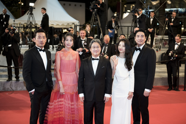 (From left) Actor Ha Jung-woo, actress Kim Min-hee, director Park Chan-wook, actress Kim Tae-ri and actor Cho Jin-woong pose for cameras after the premiere of “The Handmaiden” at the Grand Theatre Lumiere on Saturday at the 69th Cannes Film Festival. (CJ Entertainment)