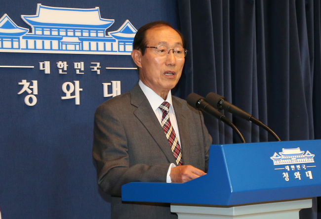 Newly appointed presidential chief of staff Lee Won-jong speaks to the press at Cheong Wa Dae on Sunday. Yonhap