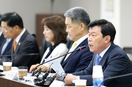 ‘제28회 중소기업주간’ 행사 개최에 앞서 지난 13일 열린 기자간담회에서 박성택 중소기업중앙회장(오른쪽부터), 이규대 이노비즈협회장, 이영 한국여성벤처협회장 등이 참석해 발언하고 있다.