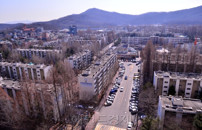 수직으로 최대 3개 층을 올릴 수 있지만, 대형 건설사들은 ‘관심 밖’이다. 사업성을 보장받기 힘들고 안정성 부담만 남기 때문이다. 입주민들도 강남발 재건축 성공사례로 리모델링보다 재건축으로 방향을 선회하는 추세다. 사진은 개포주공 1단지. [사진=이상섭 기자/babtong@heraldcorp.com]