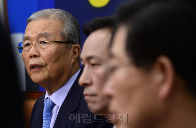 김종인 더불어민주당 비대위 대표가 16일 오전 서울 여의도 국회에서 열린 최고위원회의에서 모두발언을 하고 있다. 박해묵 기자/mook@heraldcorp.com