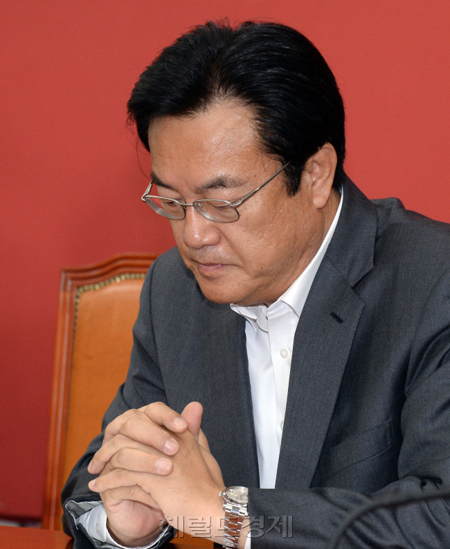 16일 오전 서울 여의도 국회에서 열린 새누리당 비상대책위원 상견례에서 정진석 비상대책위원장 겸 원내대표가 생각에 잠겨 있다./ 안훈 기자 rosedale@heraldcorp.com 2016.05.16