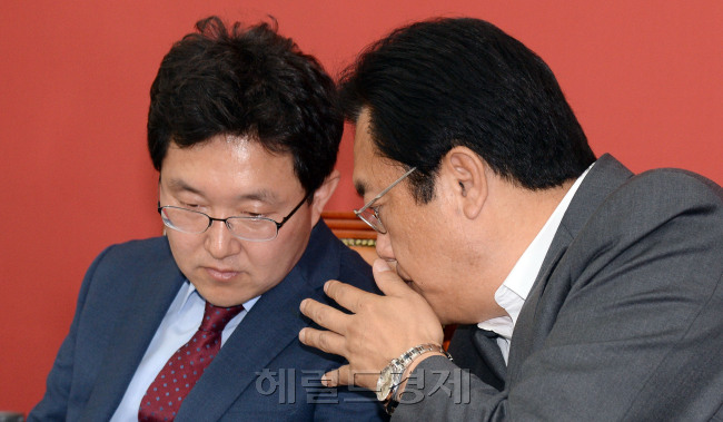 16일 오전 서울 여의도 국회에서 열린 새누리당 비상대책위원 상견례에서 정진석(오른쪽) 비상대책위원장 겸 원내대표가 김용태 혁신위원장과 이야기를 나누고 있다./ 안훈 기자 rosedale@heraldcorp.com 2016.05.16
