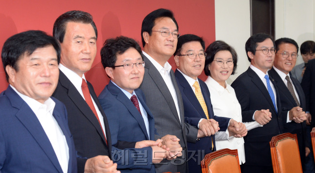16일 오전 서울 여의도 국회에서 열린 새누리당 비상대책위원 상견례에서 비상대책위원들이 손을 잡고 기념촬영을 하고  있다./ 안훈 기자 rosedale@heraldcorp.com 2016.05.16