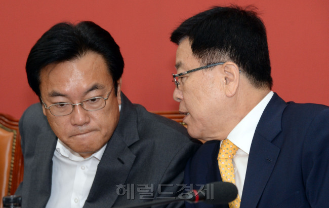 16일 오전 서울 여의도 국회에서 열린 새누리당 비상대책위원 상견례에서 정진석(왼쪽) 비상대책위원장 겸 원내대표가 김광림 정책위의장과 이야기를 나누고 있다./ 안훈 기자 rosedale@heraldcorp.com