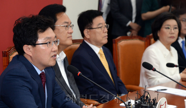 16일 오전 서울 여의도 국회에서 열린 새누리당 비상대책위원 상견례에서 김용태 혁신위원장이 인사말을 하고  있다./ 안훈 기자 rosedale@heraldcorp.com