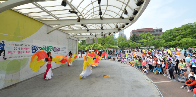 서울 양천구가 지난 15일 마련한 ‘희망의 한걸음 축제’에서 주민들이 파리공원 무대 위에 펼쳐진 밸리댄스 공연을 감상하고 있다. 양천구 이날 ‘함께 하는 희망의 한걸음 축제 걷go 즐기go 나누go’를 열고 목동 중심축 5km 구간을 걸으며 다양한 전시와 공연을 감상했다.  [사진제공=양천구]