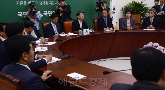 안철수 국민의당 공동대표가 16일 오전 서울 여의도 국회에서 열린 최고위원회의에서 모두발언을 하고 있다. 박해묵 기자/mook@heraldcorp.com