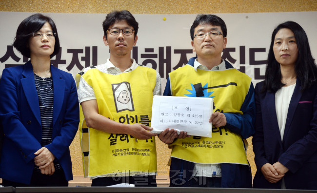 15일 민주사회를 위한 변호사 모임(이하 민변)은 가습기 살균제 피해자들과 함께 16일 오전 서울 서초구 민변 대회의실에서 이번 소송의 의의와 현황 등에 대한 기자회견을 갖고, 법원으로 이동한 뒤 피해자들 대표와 소장을 제출했다. 박현구기자/ysk@heraldcorp.com