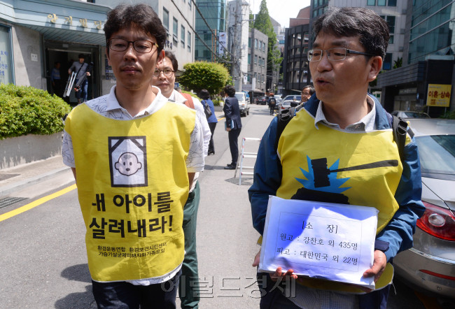 15일 민주사회를 위한 변호사 모임(이하 민변)은 가습기 살균제 피해자들과 함께 16일 오전 서울 서초구 민변 대회의실에서 이번 소송의 의의와 현황 등에 대한 기자회견을 갖고, 법원으로 이동한 뒤 피해자들 대표와 소장을 제출했다. 박현구기자/ysk@heraldcorp.com