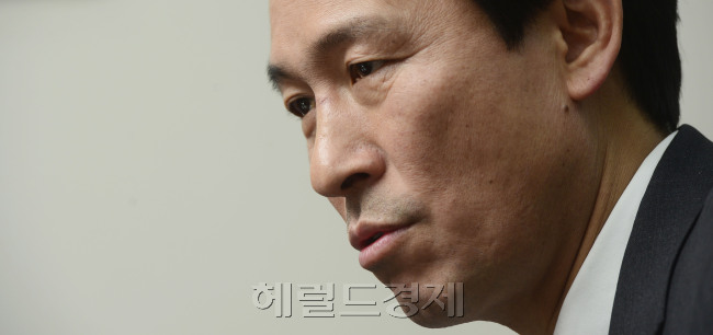 우상호 더불어민주당 원내대표가 16일 오전 서울 여의도 국회 의원회관에서 본지와 인터뷰를 가지고 있다. 박해묵 기자/mook@heraldcorp.com