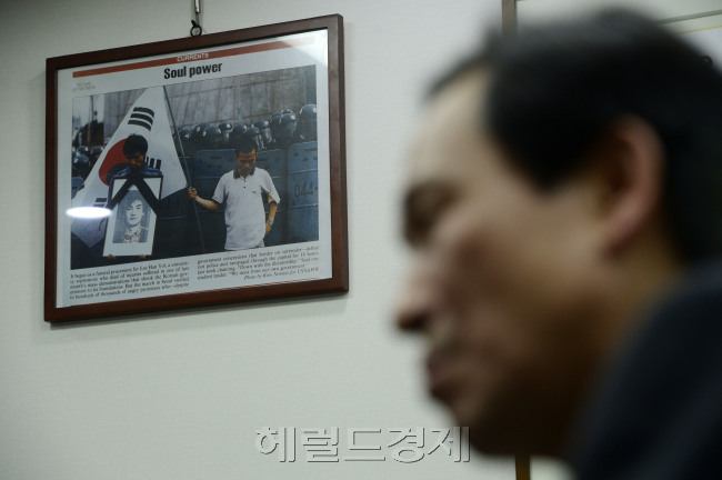 우상호 더불어민주당 원내대표가 16일 오전 서울 여의도 국회 의원회관에서 본지와 인터뷰를 가지고 있다. 박해묵 기자/mook@heraldcorp.com
우상호 더불어민주당 원내대표가 16일 오전 서울 여의도 국회 의원회관에서 본지와 인터뷰를 가지고 있다. 박해묵 기자/mook@heraldcorp.com