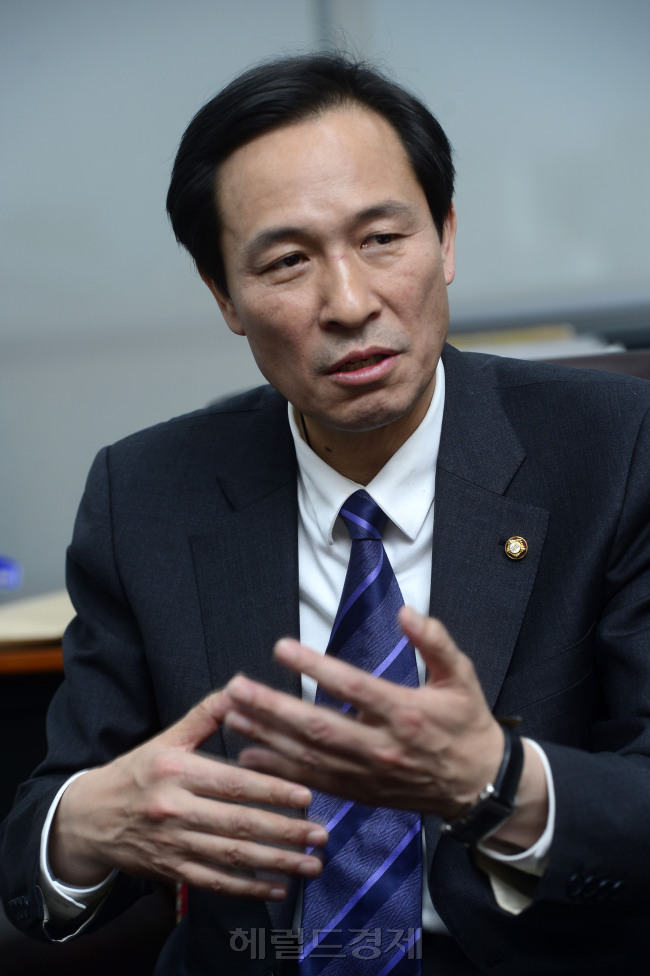 우상호 더불어민주당 원내대표가 16일 오전 서울 여의도 국회 의원회관에서 본지와 인터뷰를 가지고 있다. 박해묵 기자/mook@heraldcorp.com