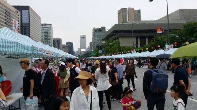 지난 15일 서울 광화문 광장 일대가 거대한 장터로 변했다. 서울시는 자원순환을 위한 광화문 희망나눔장터를 열고 있다.