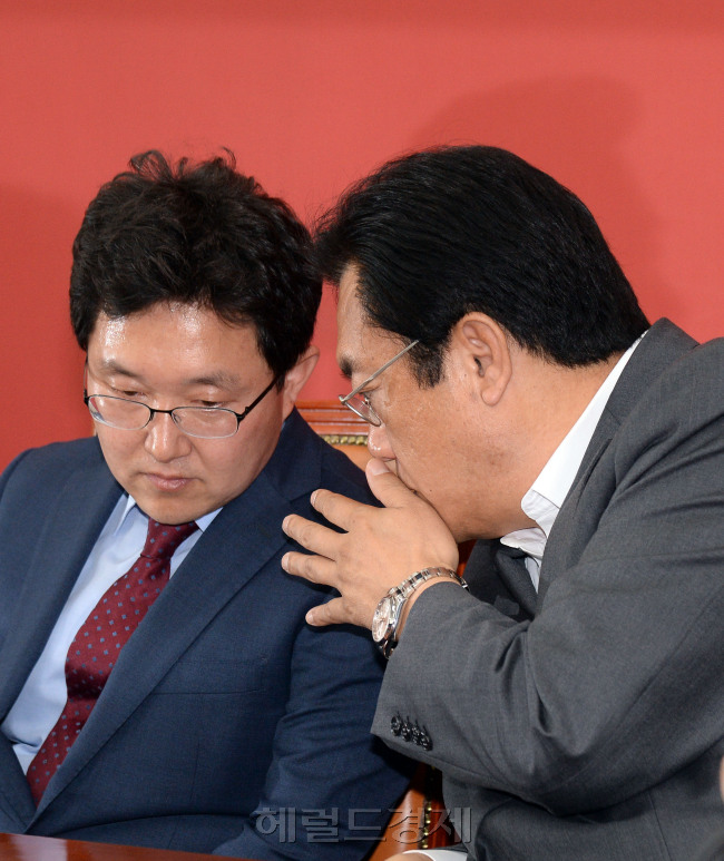 16일 오전 서울 여의도 국회에서 열린 새누리당 비상대책위원 상견례에서 정진석(오른쪽) 비상대책위원장 겸 원내대표가 김용태 혁신위원장과 이야기를 나누고 있다./ 안훈 기자 rosedale@heraldcorp.com 2016.05.16