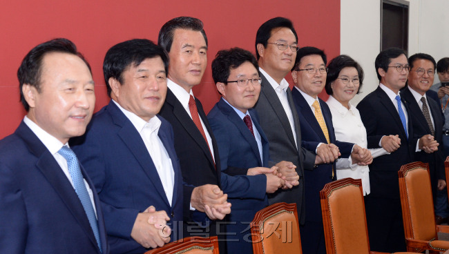 16일 오전 서울 여의도 국회에서 열린 새누리당 비상대책위원 상견례에서 비상대책위원들이 손을 잡고 기념촬영을 하고  있다./ 안훈 기자 rosedale@heraldcorp.com 2016.05.16