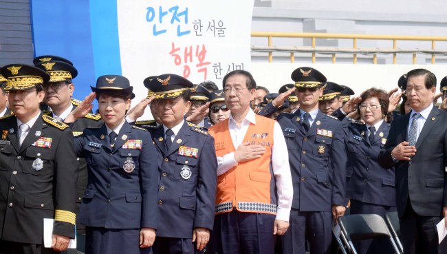 서울시 소방재난본부(본부장 권순경)는 5월 17일 목동운동장에서 서울시 의용소방대 종합소방기술경연대회를 열었다. <br />이 날 475명으로 구성된 전문의용소방대 발대식과 기술경연을 겨뤄 소방호스끌기,이어달리기.칠인팔각 달리기등 6개 종목의 경연이 열려 개인과 팀의 기량을 겨루는 동시에 소방인의 화합과 단결을 위한 자리를 가졌다. <br />서울시 의용소방대는 양 4천1백여명이 활동하는 순수봉사단체로 화재현장에서 민간보호활동 및 재난예방을 위한 민간구호 단체이다. <br />한편 이자리에 참석한 박원순 서울시장은 의용소방대원의 노고를 격려하고 축사에서 안전한 서울구현을 위한 의용소방대원의 역할을 강조하였다. <br />정희조 기자/checho@heraldcorp.com
서울시 소방재난본부(본부장 권순경)는 5월 17일 목동운동장에서 서울시 의용소방대 종합소방기술경연대회를 열었다.
이 날 475명으로 구성된 전문의용소방대 발대식과 기술경연을 겨뤄 소방호스끌기,이어달리기.칠인팔각 달리기등 6개 종목의 경연이 열려 개인과 팀의 기량을 겨루는 동시에 소방인의 화합과 단결을 위한 자리를 가졌다.
서울시 의용소방대는 양 4천1백여명이 활동하는 순수봉사단체로 화재현장에서 민간보호활동 및 재난예방을 위한 민간구호 단체이다.
한편 이자리에 참석한 박원순 서울시장은 의용소방대원의 노고를 격려하고 축사에서 안전한 서울구현을 위한 의용소방대원의 역할을 강조하였다.
정희조 기자/checho@heraldcorp.com