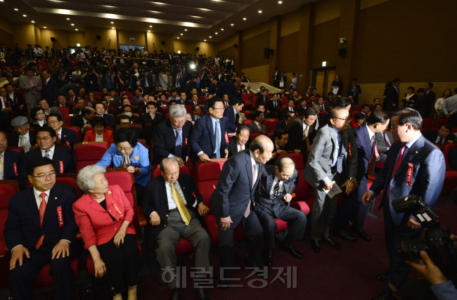 17일 오후 당 비상대책위원회와 혁신위원회 구성안을 처리할 예정이었던 새누리당 전국위원회가 성원 미달로 무산됐다. 박해묵 기자/mook@heraldcorp.com