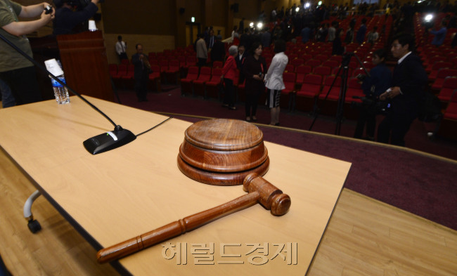 17일 오후 당 비상대책위원회와 혁신위원회 구성안을 처리할 예정이었던 새누리당 전국위원회가 성원 미달로 무산됐다. 박해묵 기자/mook@heraldcorp.com