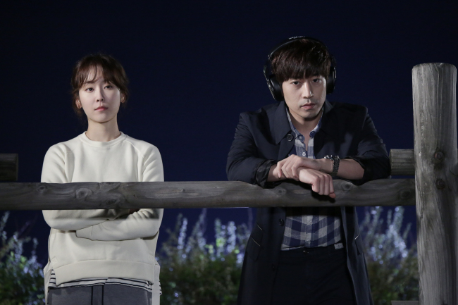 Seo Hyun-jin (left) and Mun Jung-hyuk star in tvN drama series “Another Oh Hae-young.” (CJ E&M)