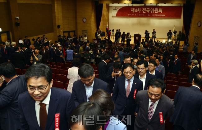 17일 오후 당 비상대책위원회와 혁신위원회 구성안을 의결할 예정이었던 새누리당 전국위원회가 성원 미달로 무산됐다. 박해묵 기자/mook@heraldcorp.com