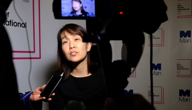 2016 Man Booker International prize for fiction winner Han Kang speaks to the media after the award ceremony in London, Monday. (AFP-Yonhap)