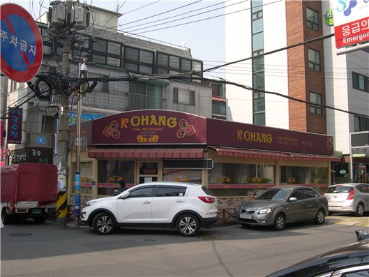 기존 건물을 허물고 4층짜리 상가건물을 지은 뒤 모습, 1층엔 상가를 두었고 주차장을 건물 뒤편에 조성했다.
[사진제공=수목건축]