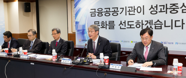 지난 10일 9개 금융공공기관장과의 간담회에서 임종룡 금융위원장이 성과연봉제 확산 등 성과주의 도입을 독려하고 있다.  ［사진=금융위원회]