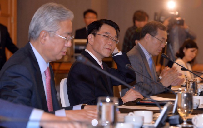강호인 국토교통부 장관이 18일 오전 서울 서초구 JW 메리어트 호텔에서 열린 ‘이란 진출 건설ㆍ유관업계 간담회’에서 의견을 듣고 있다.
이상섭 기자/babtong@heraldcorp.com