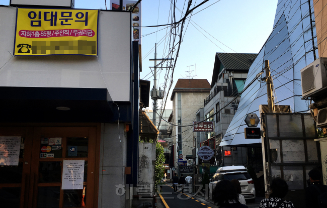 압구정 로데오거리가 달라졌다. 높은 임대료는 골목을 시작으로 점차 낮아지고 있다. 권리금이 사라진 곳도 있다. 매물은 온ㆍ오프라인에 많지만, 실제 거래는 드문 편이다.