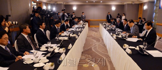 강호인 국토교통부 장관이 18일 오전 서울 서초구 JW 메리어트 호텔에서 열린 ‘이란 진출 건설ㆍ유관업계 간담회’에서 모두발언을 하고 있다. [사진=이상섭 기자/babtong@heraldcorp.com]