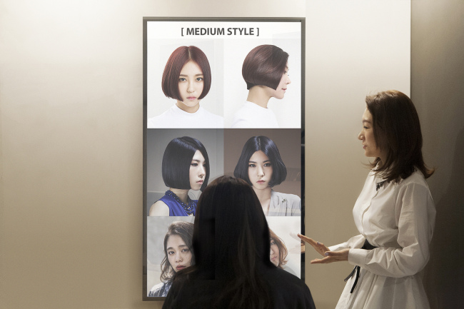 삼성전자가 서울 롯데백화점 잠실점 웰빙센터에 위치한 이가자 헤어비스에 ‘미러 디스플레이’ 제품을 처음으로 설치했다. 55인치 ‘미러 디스플레이’를 거울로 제작, 이가자 헤어비스를 방문한 고객들이 단순한 거울 용도 뿐 아니라 미용과 헤어 관리에 대한 다양한 최신 트렌드 정보까지 얻을 수 있는 ‘스마트 존’을 만들었다.  [사진제공=삼성전자]