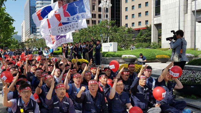 금융노조는 지난 16일 오후 금융위원회 앞에서 ‘불법ㆍ인권유린 규탄 및 금융위원장 사퇴 촉구 결의대회’를 열고 성과연봉제 즉각 중단을 주장했다.  [사진제공=금융노조]
