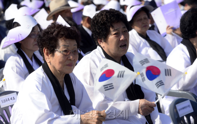 국가보훈처가 18일 오전 5ㆍ18민주화운동 36주년 기념식을 광주시 북구 국립5ㆍ18민주묘지에서 거행하기 전 미리 도착한 일부 유가족들이 행사 리허설 중 나온 ‘임을 위한 행진곡’을 따라 부르고 있다.  광주=박해묵·박병국 기자/mook@heraldcorp.com