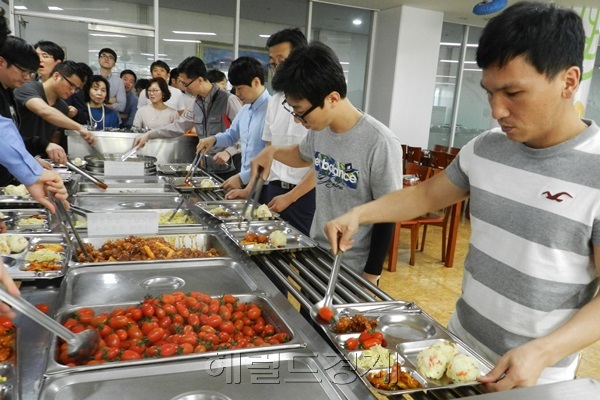 광주광역시청 구내식당에서 18일 점심 메뉴로 5.18 정신계승 차원의 주먹밥이 제공되고 있다. 박대성기자 / parkds@heraldcorp.com