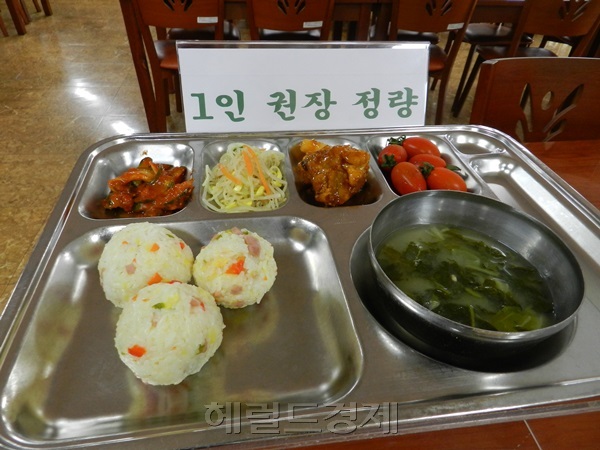 광주광역시청 구내식당이 18일 점심으로 준비한 주먹밥 식단 차림표. 박대성기자 / parkds@heraldcorp.com