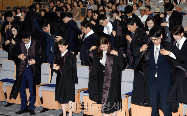 지난해 7월 신임 법관에 임명된 로스쿨 출신 37명이 임용식에서 법복을 입고 있다. [사진=헤럴드경제DB]