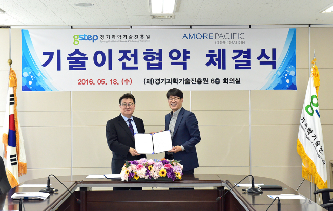 정영훈 경기과기원 바이오센터장(왼쪽)과아모레퍼시픽 이존환연구소장(오른쪽)이 18일 경기과학기술진흥원에서 '사포닌 질량분석스펙트럼 DB' 기술이전 협약을 체결한 뒤 기념촬영을 하고 있다.
정영훈 경기과기원 바이오센터장(왼쪽)과아모레퍼시픽 이존환연구소장(오른쪽)이 18일 경기과학기술진흥원에서 '사포닌 질량분석스펙트럼 DB' 기술이전 협약을 체결한 뒤 기념촬영을 하고 있다.