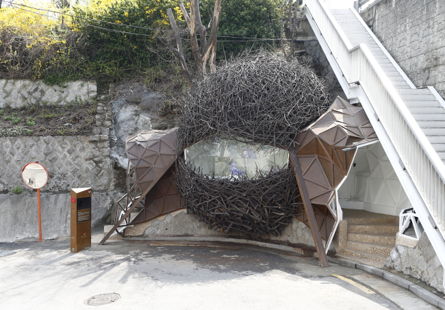A street museum nestled under the overpass of Namsan Tunnel 1 (2016 Street Arts Festival Organizing Committee)