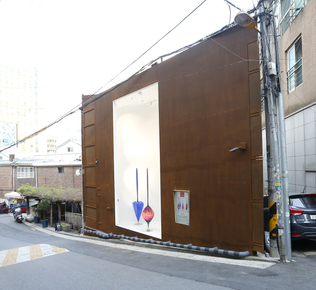 A street museum at a corner in an alley of Pil-dong (2016 Street Arts Festival Organizing Committee)