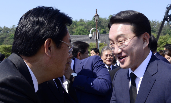 새누리당 정진석 원내대표와 청와대 현기환 정무수석(오른쪽)은 18일 오전 제36주년 5·18민주화운동 기념식에 참석하기 위해 탑승한 광주행 KTX에서 가는 내내 인사 한마디 나누지 않았다. 하지만 두 사람은 기념식 현장에서는 처음 본 듯 반갑게 악수를 나눴다. 악수하는 두 사람 사이로 문재인 더불어민주당 전 대표의 모습이 보인다.
박해묵 기자/mook@heraldcorp.com, [연합뉴스]