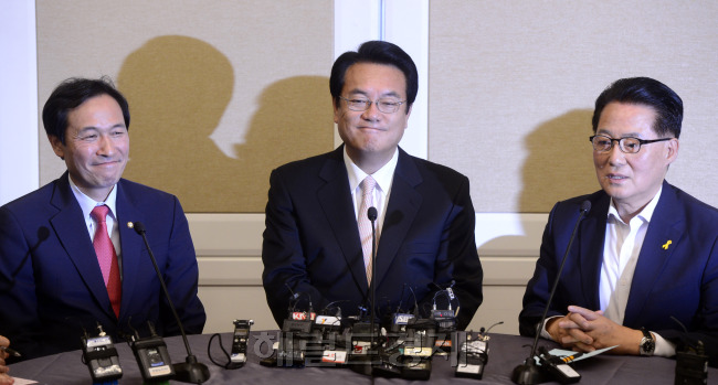 정진석 새누리당 원내대표, 우상호 더불어민주당 원내대표, 박지원 국민의당 원내대표가 19일 오후 국회 귀빈식당에서 열린 20대 원 구성 협상을 위한 첫 회의에서 의견을 나누고 있다. 박해묵 기자/mook@heraldcorp.com